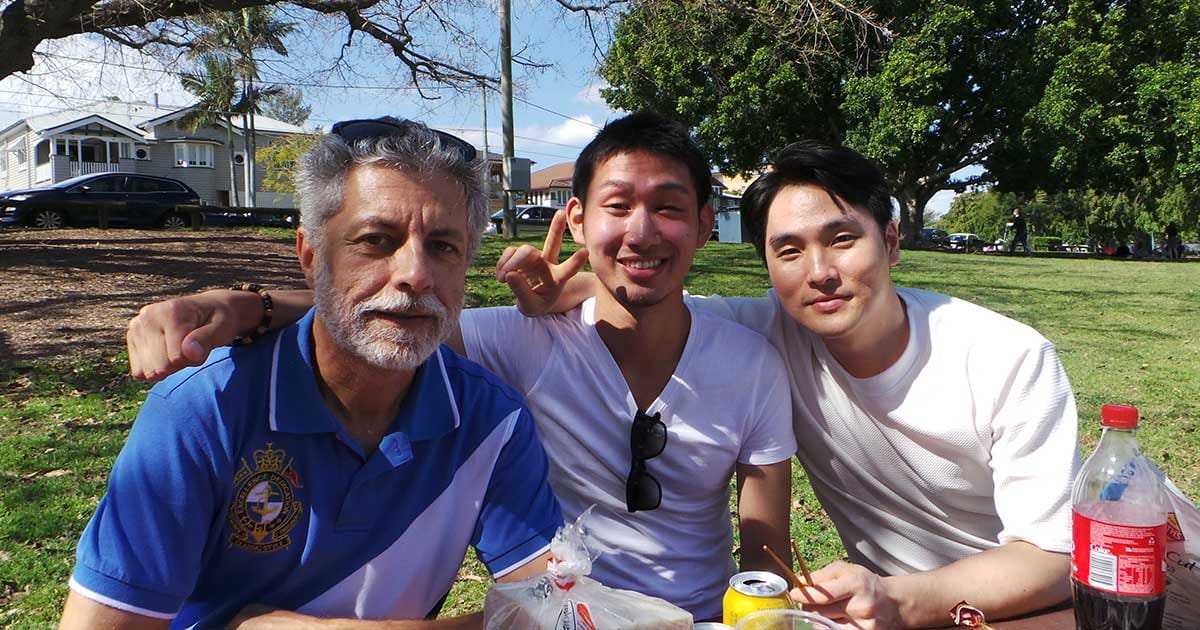 Tomas amigos australia grupo de 3 amigos sonriendo y posando para cámara